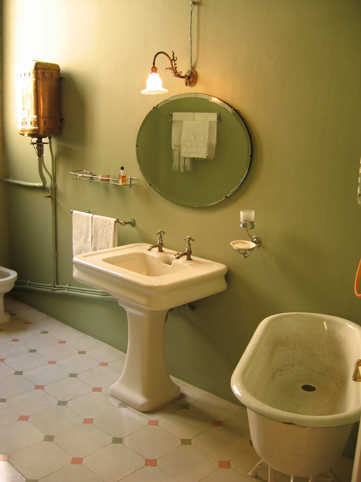 Какой краской можно покрасить в ванной. Покрашенная ванная. Крашенные стены в ванной комнате. Окрашенные стены в ванной. Ванная покрашенная краской.